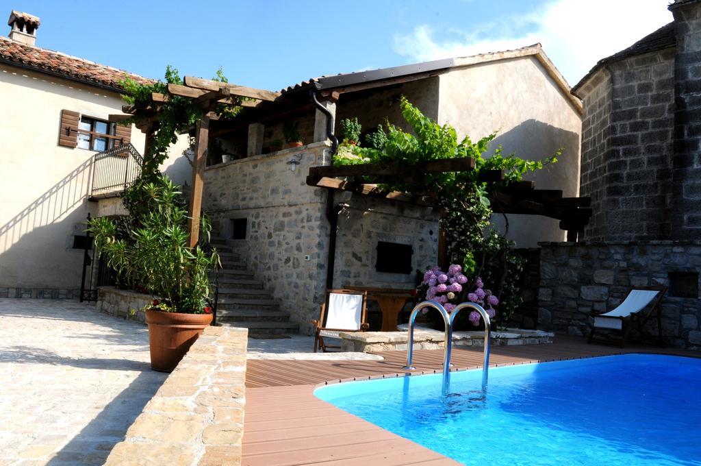 Holiday Homes Poli Svetega Antona Gracisce ภายนอก รูปภาพ
